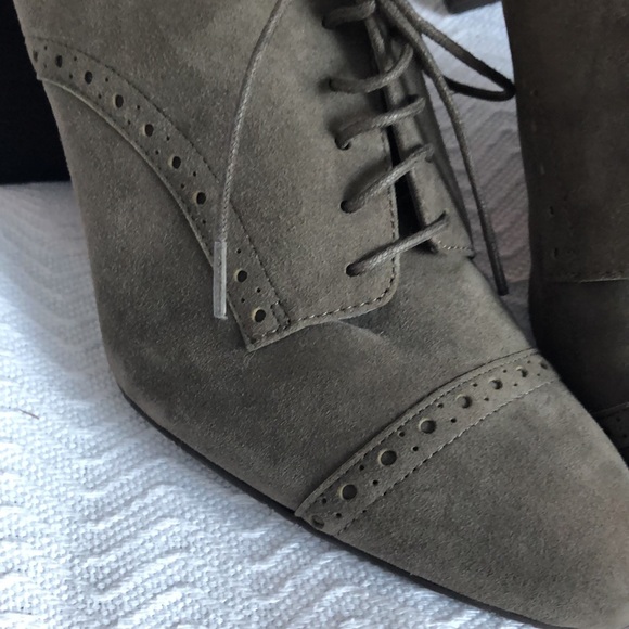 TAHARI Steel colored heels Sz 10 - Picture 2 of 9